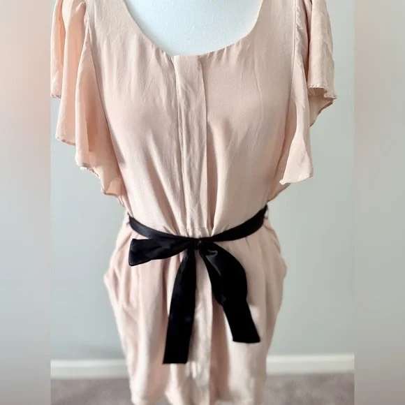Club Monaco 100 percent Silk Flutter Sleeve Dress with Black Waist Tie Size 4 - Picture 2 of 7